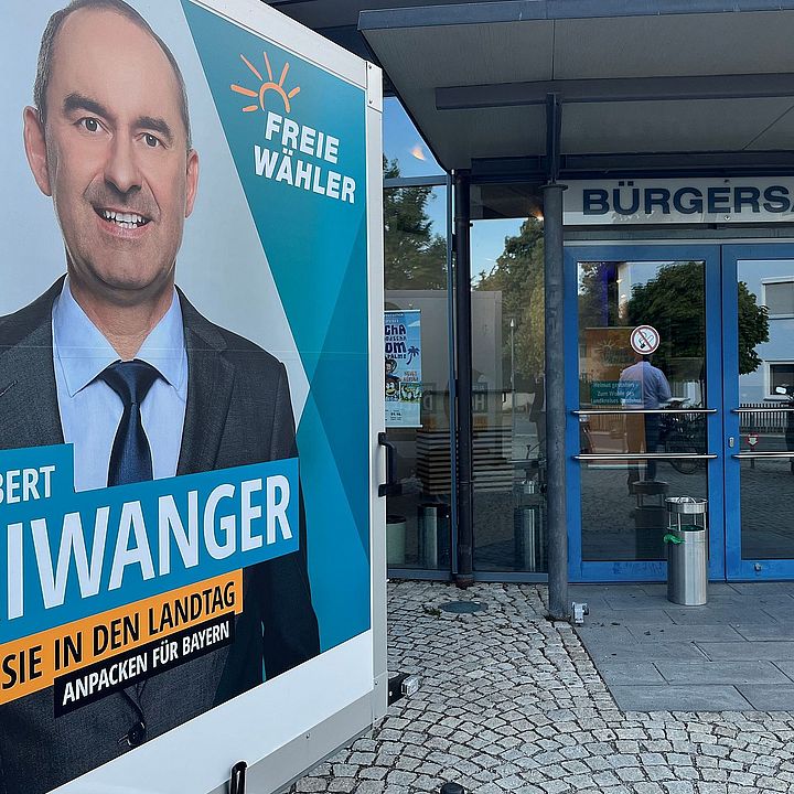 Überall wo der Werbeanhänger steht kommt Hubert Aiwanger vorbei